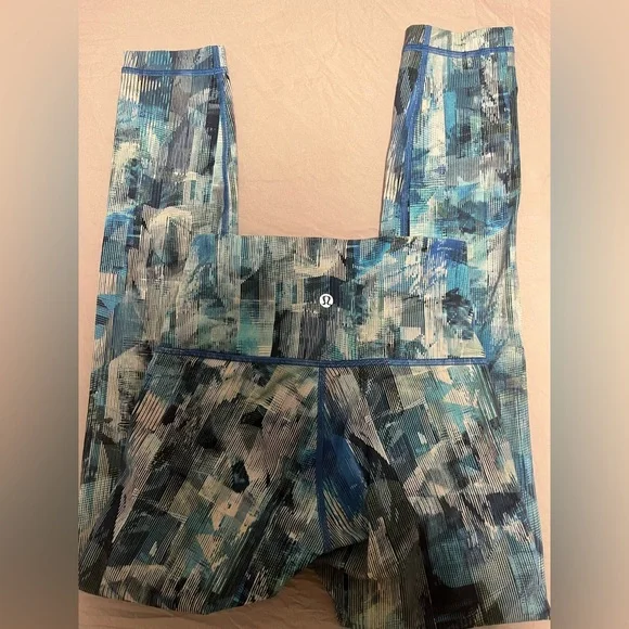 Lululemon High Rise Crop Leggings. Size 2. Blue Green Print. - Picture 3 of 4